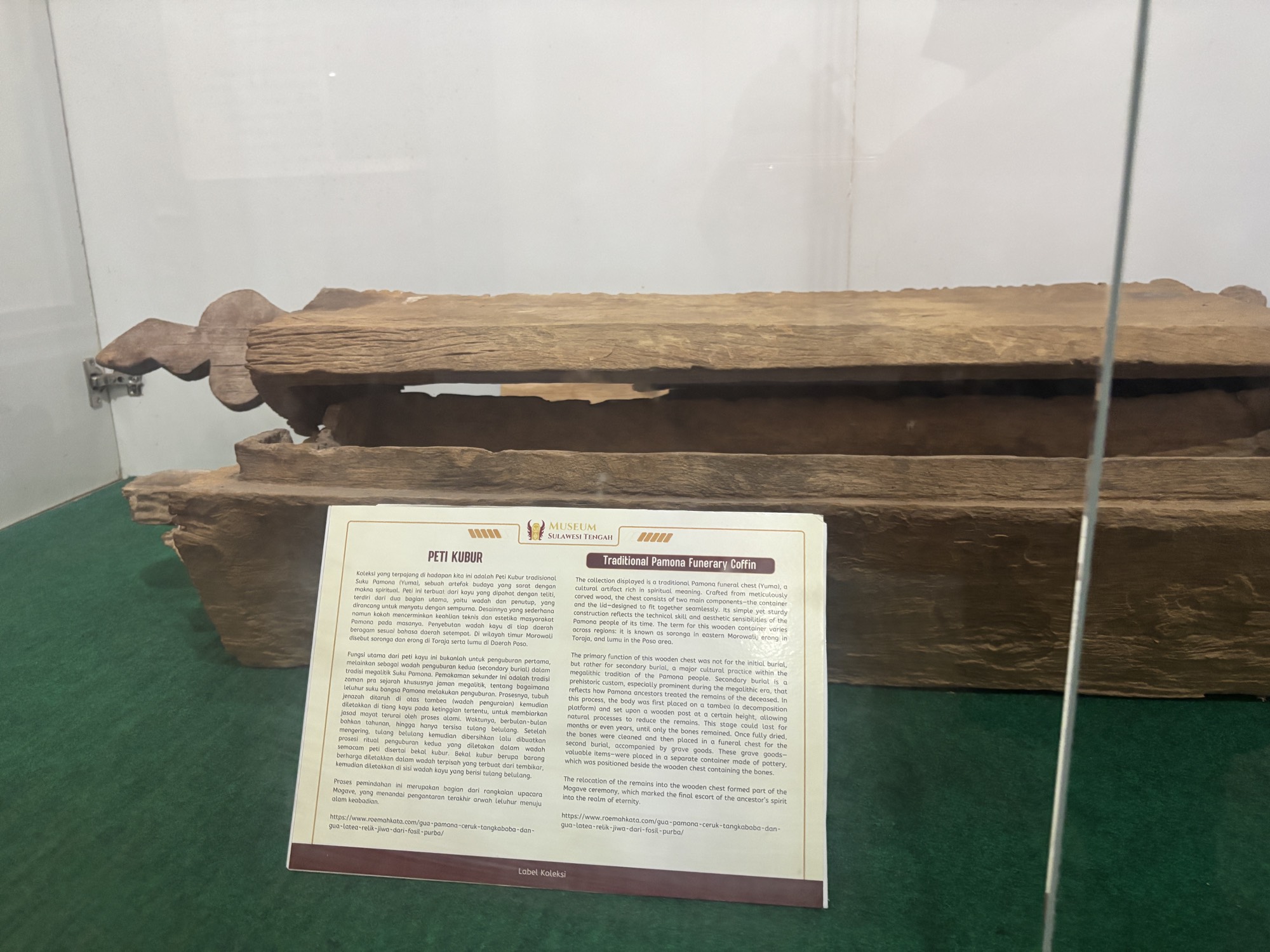 The full currency exhibit case at the Palu Museum