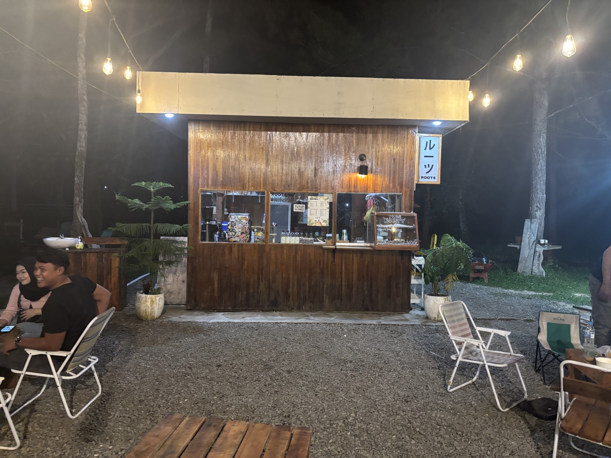 A campground-style cafe in Tarakan where the day wrapped up over coffee