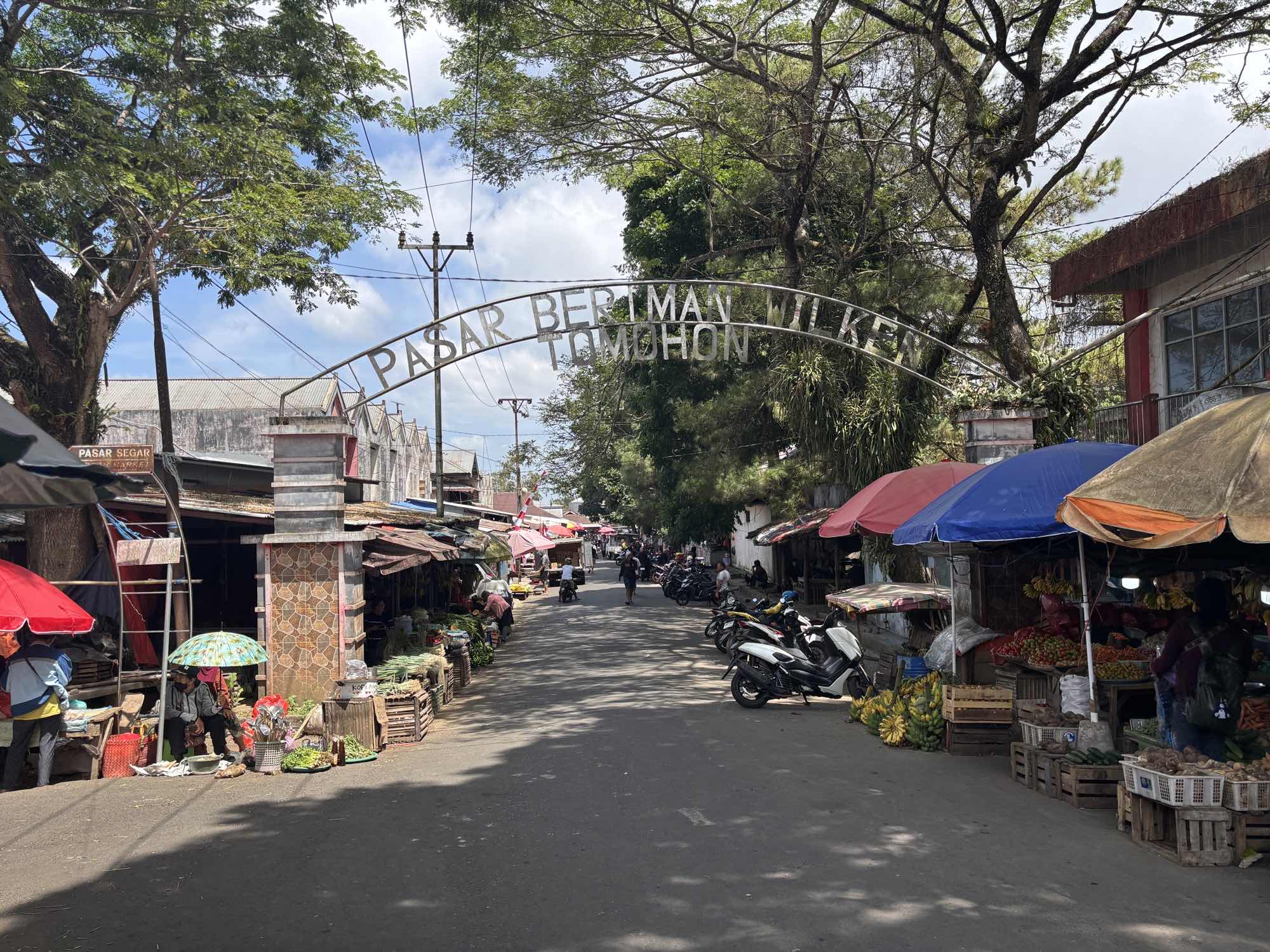 The entrance to the regular Tomohon market, with vegetable and fruit stalls