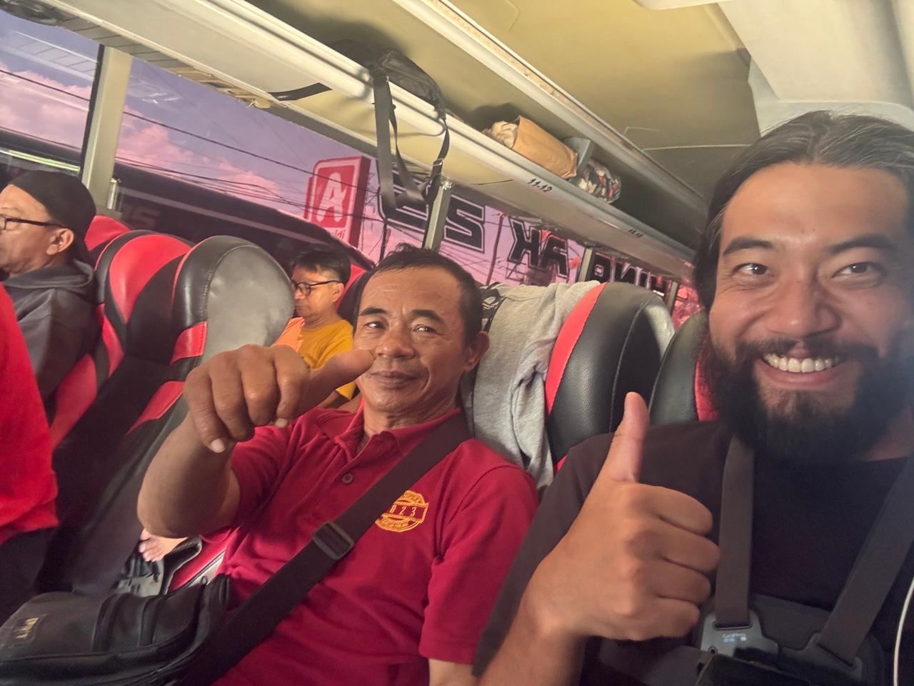 Swafoto ceria bersama teman duduk yang ramah di dalam bus