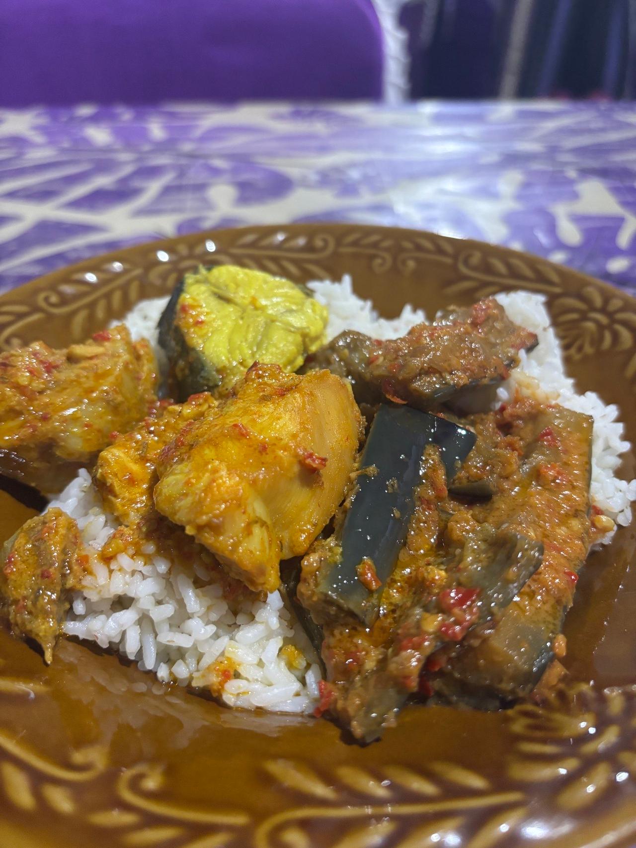Piring makan malam aneh pukul 2 pagi berisi nasi, kari, dan terong