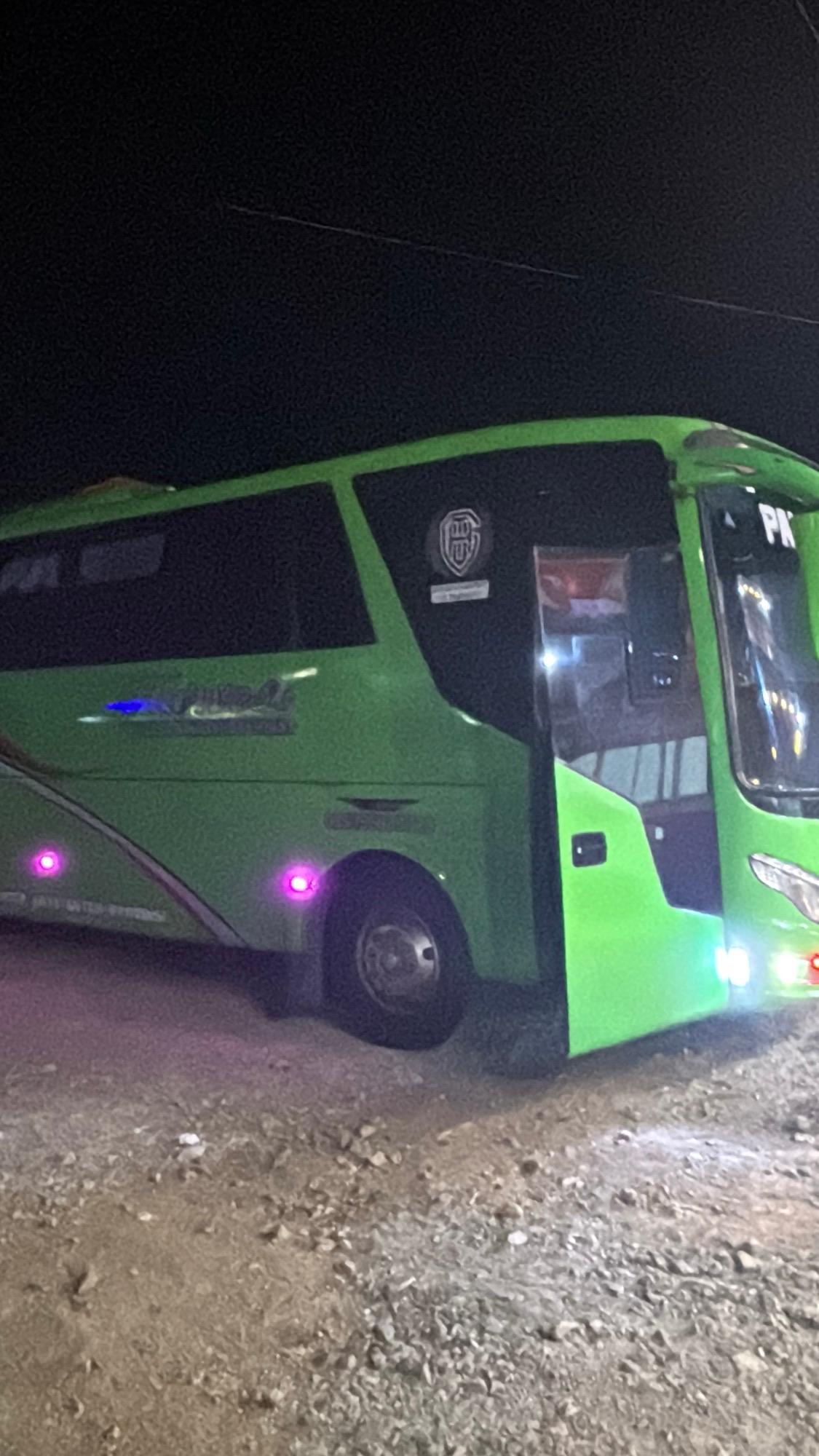 Bus yang parkir di tempat istirahat pada tengah malam