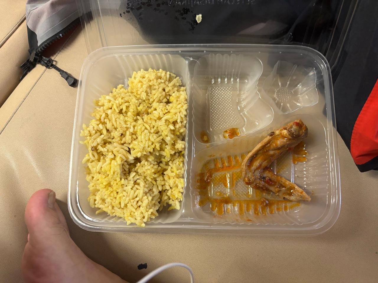 Makanan feri berupa nasi dan ayam pedas dalam wadah plastik
