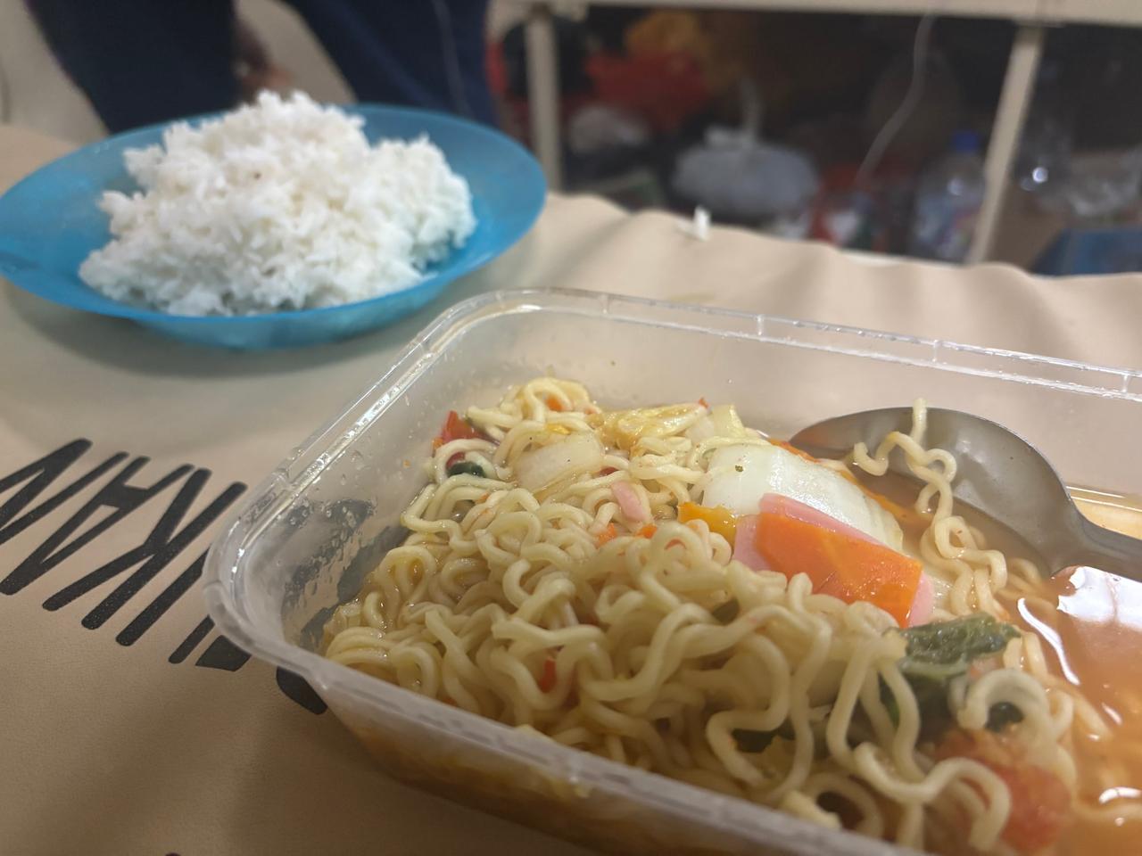 Semangkuk mi pedas buatan rumah yang dibagikan oleh sesama penumpang