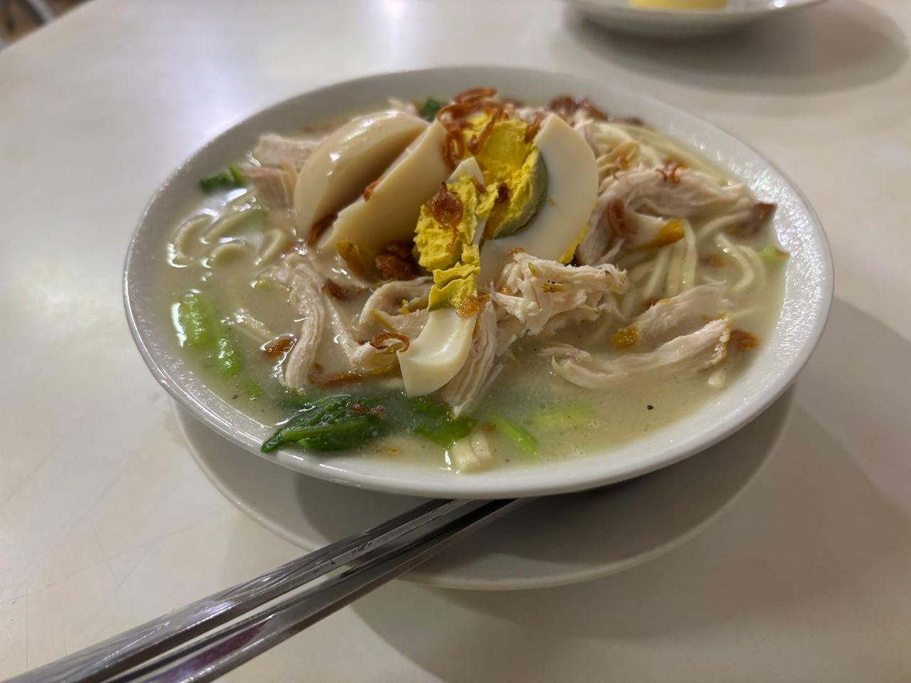 Semangkuk mi ala Mie Bakso dengan ayam, telur, dan sayuran