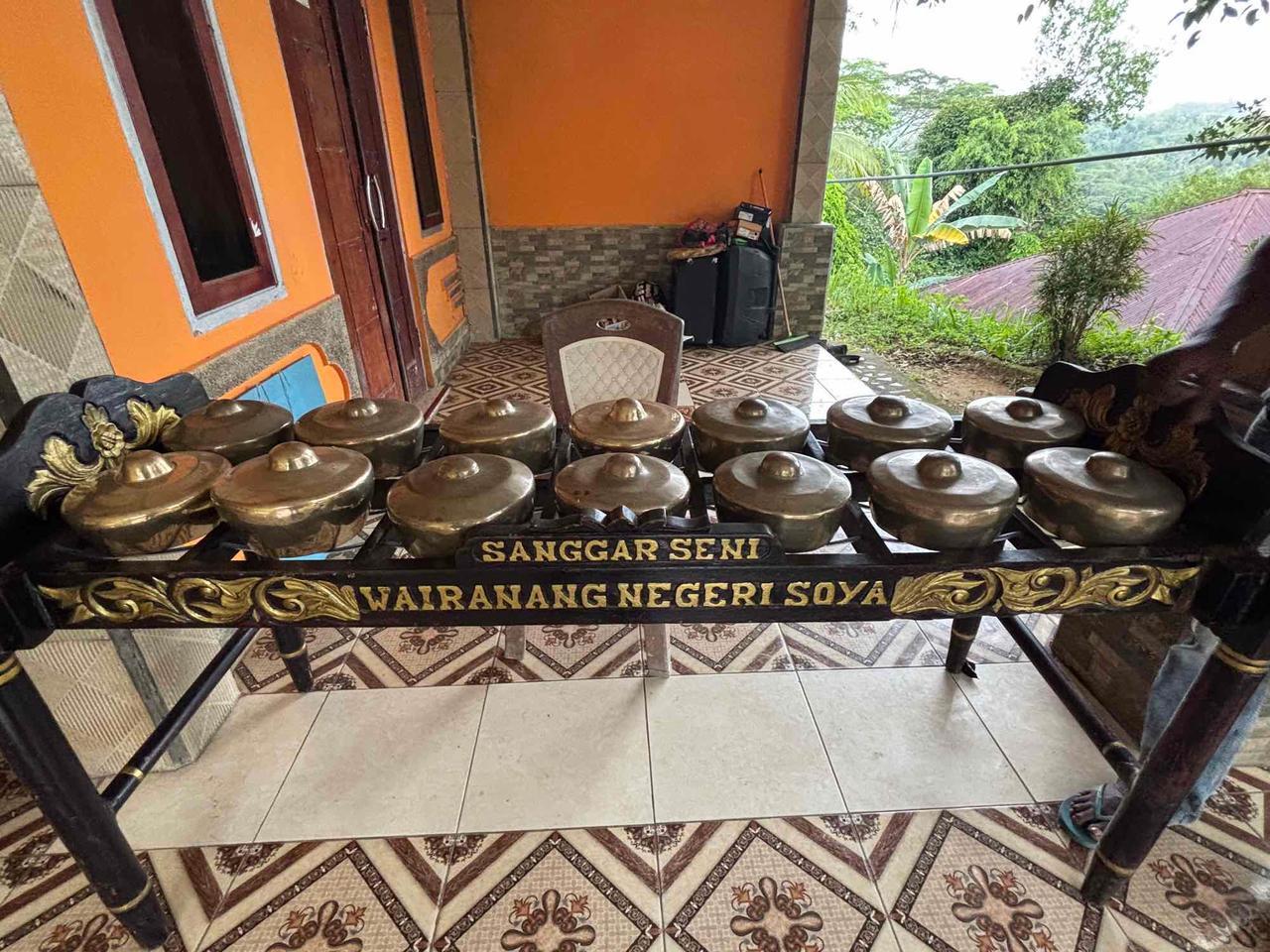 Deretan gong Totobuang tradisional yang tergantung di bengkel pengrajin Tifa