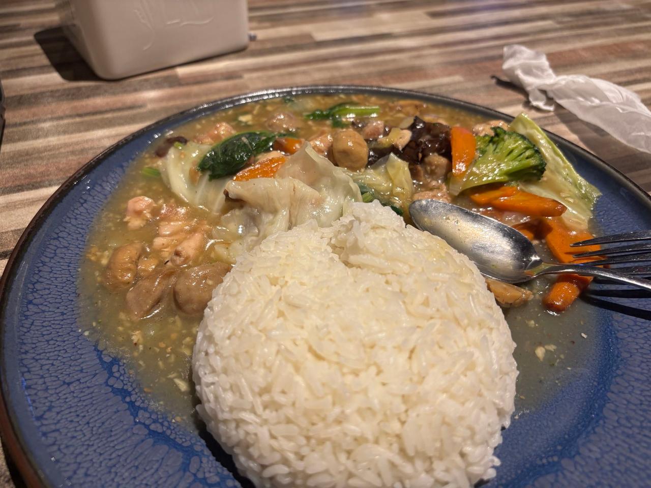 Sepiring Cap Cai dengan nasi dan ayam