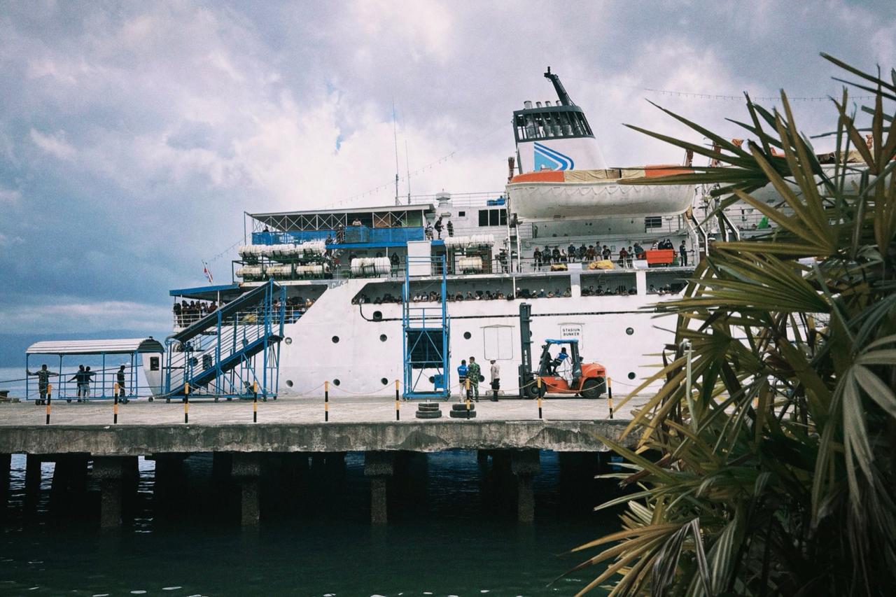 Naik ke feri menuju Baubau di dermaga pelabuhan