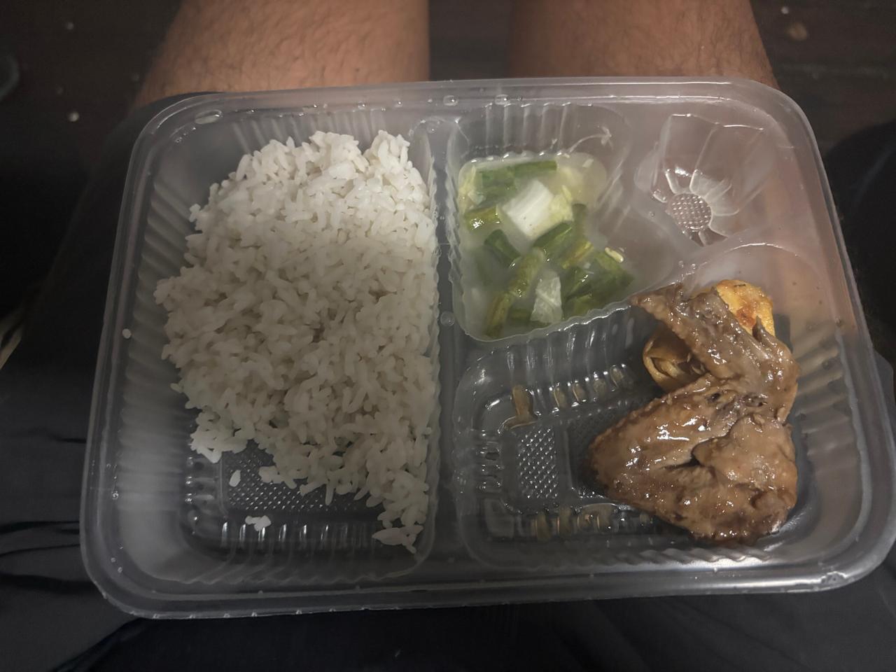 Kotak bento makan malam di feri berisi nasi, sayur, dan ayam