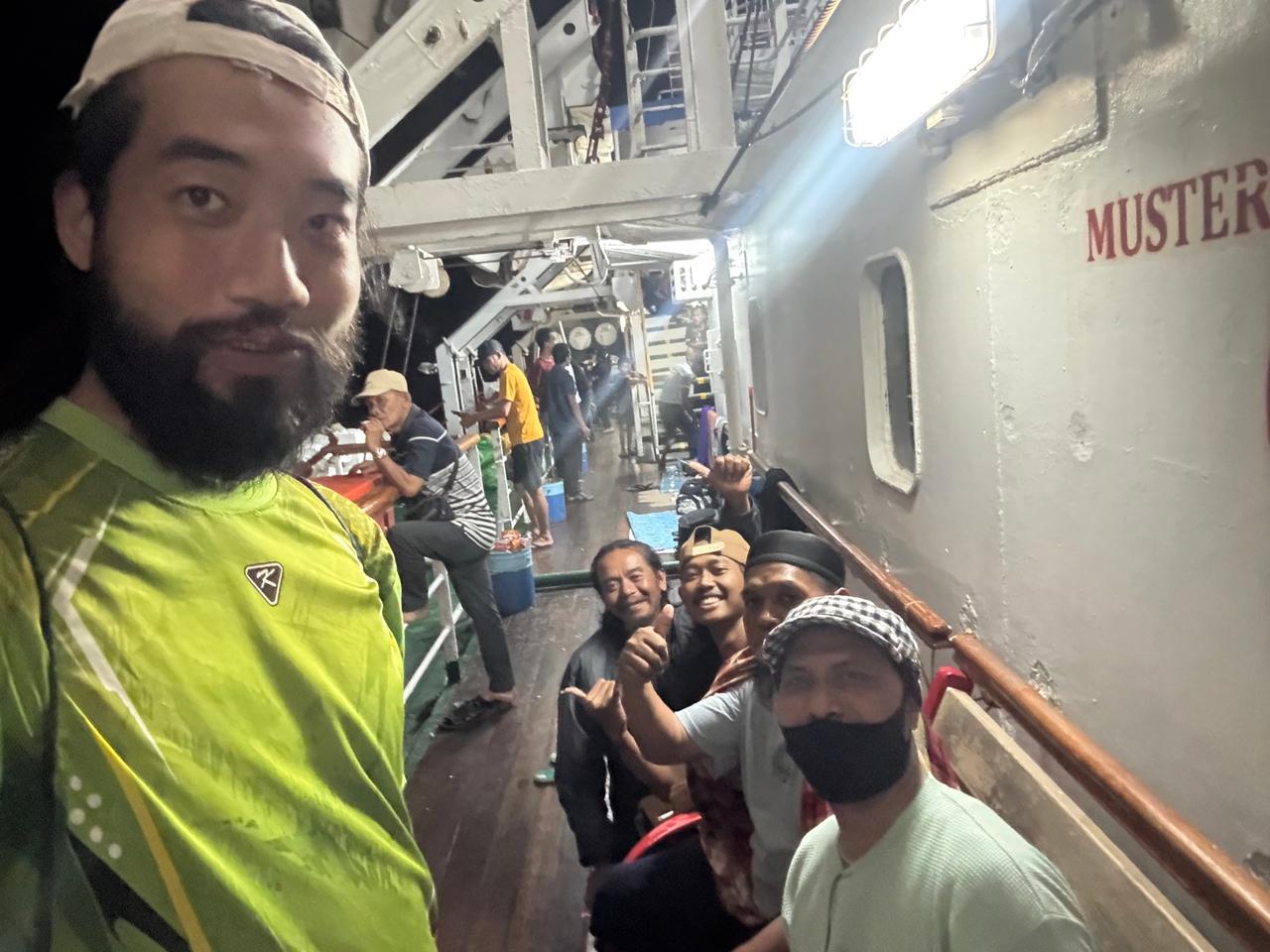 Foto bersama para penumpang lokal yang ramah di atas feri