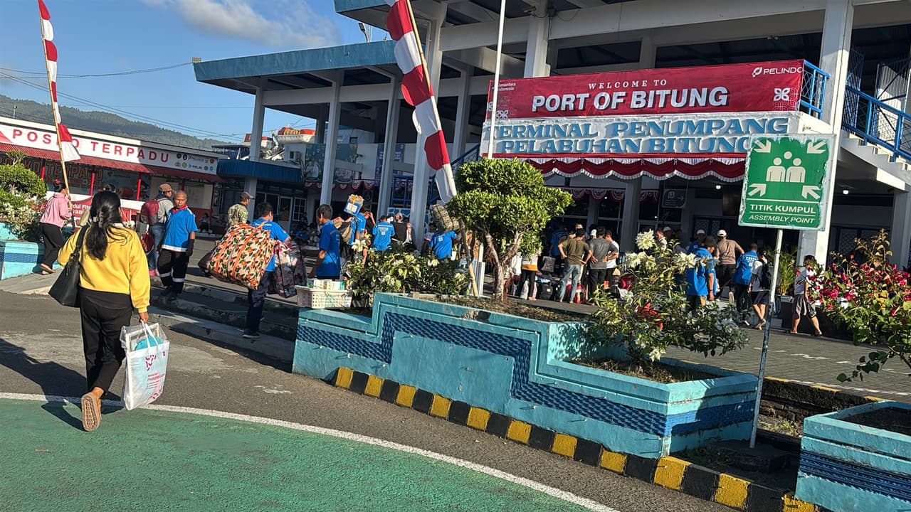 Antrean padat penumpang dan porter di luar terminal Pelabuhan Bitung