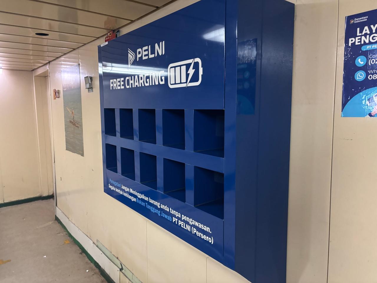 Stasiun pengisian ponsel gratis di sebuah koridor feri PELNI