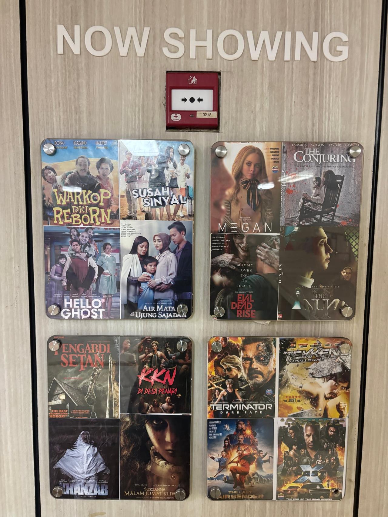 Papan poster film "Now Showing" di atas kapal feri