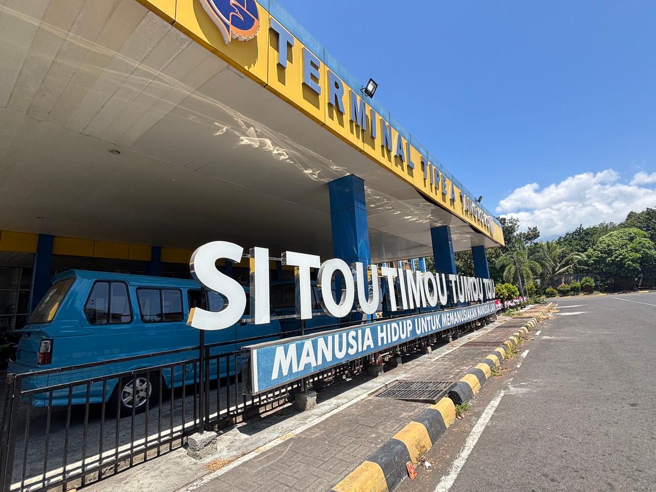 Terminal bus lokal di Manado tempat aku naik kendaraan menuju Bitung