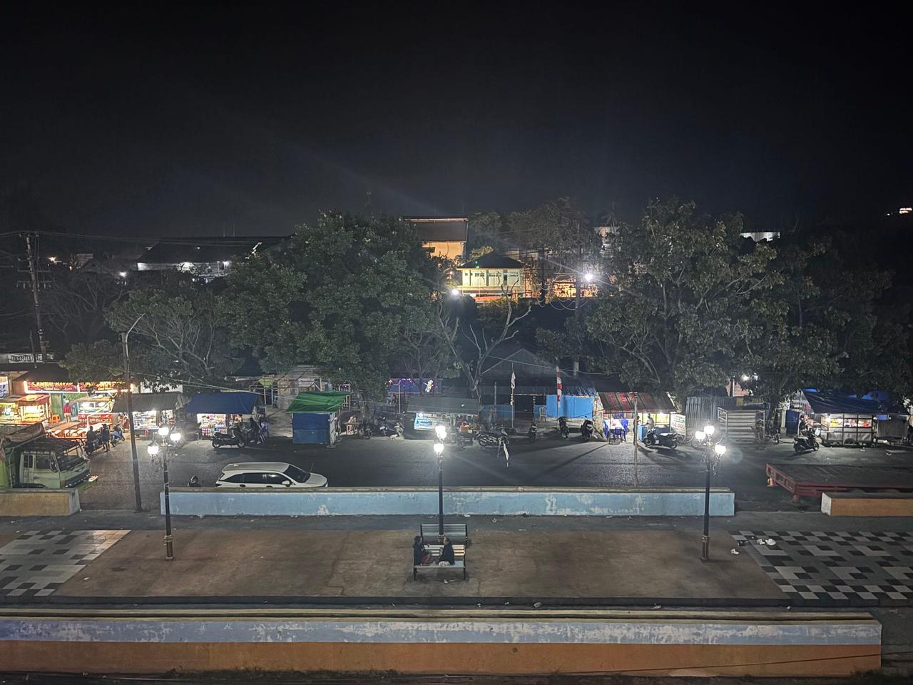 Jalanan pasar malam Bitung yang tetap ramai hingga larut malam