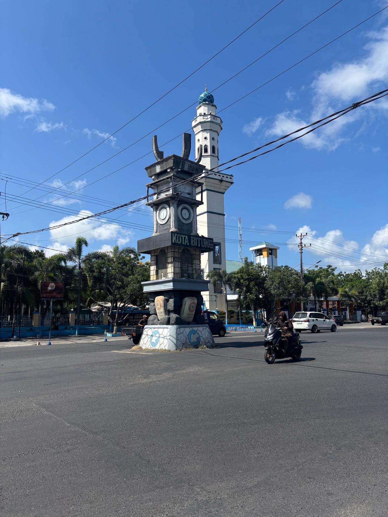 Monumen menara jam Kota Bitung yang menyambut para pengunjung