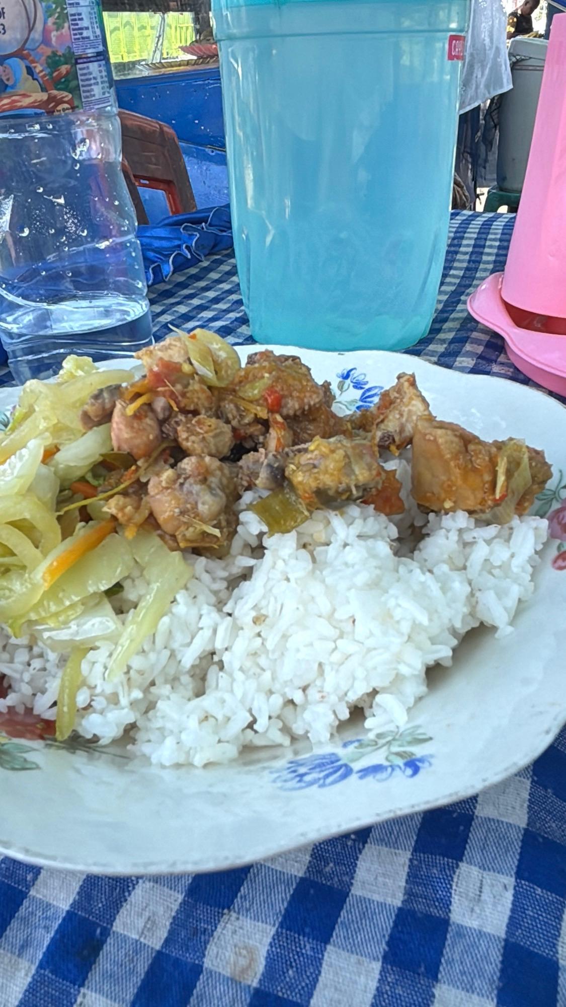 Makan siang di warung lokal tepat di depan hotelku
