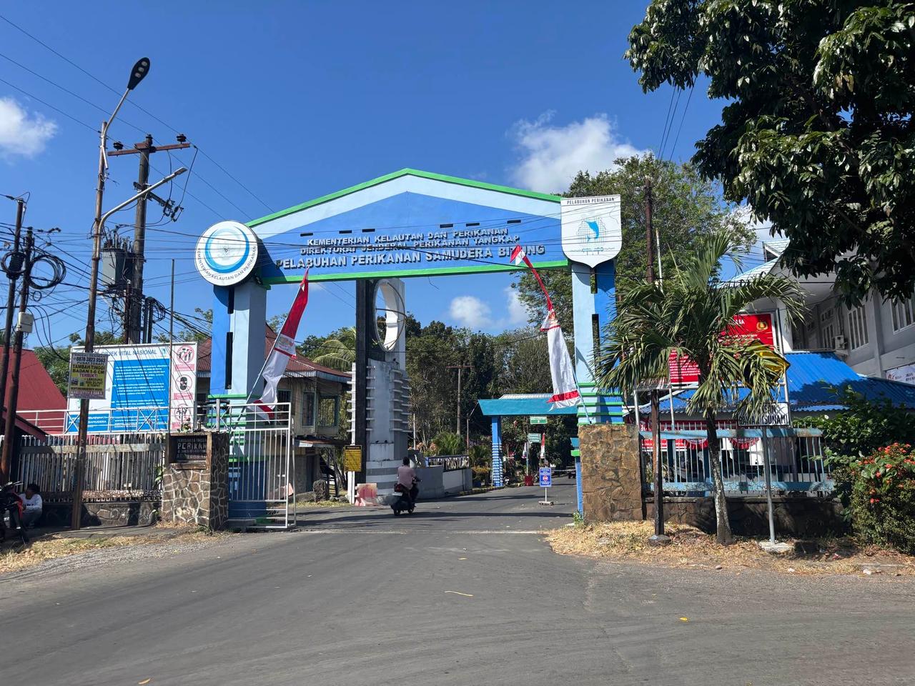 Gerbang masuk Pelabuhan Perikanan Samudera Bitung