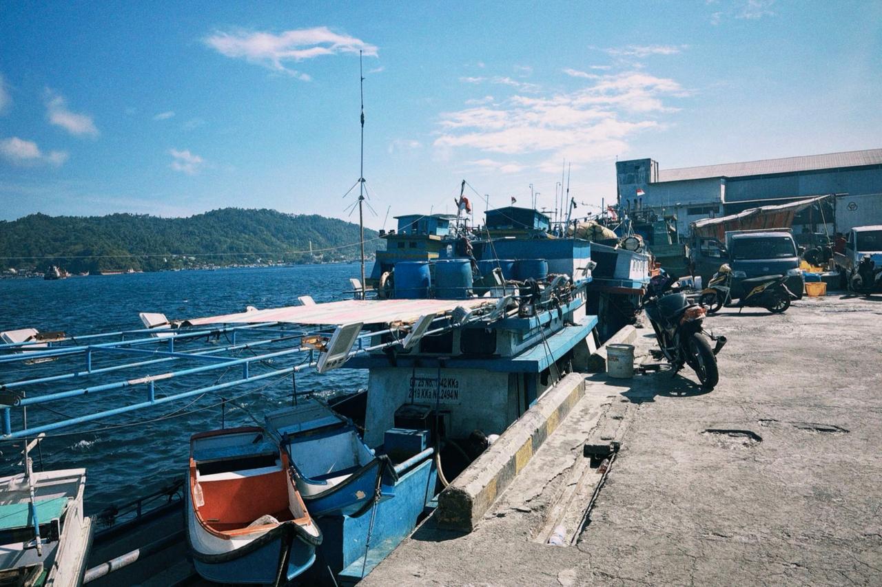 Kapal-kapal nelayan yang bersandar di pelabuhan Bitung yang ramai
