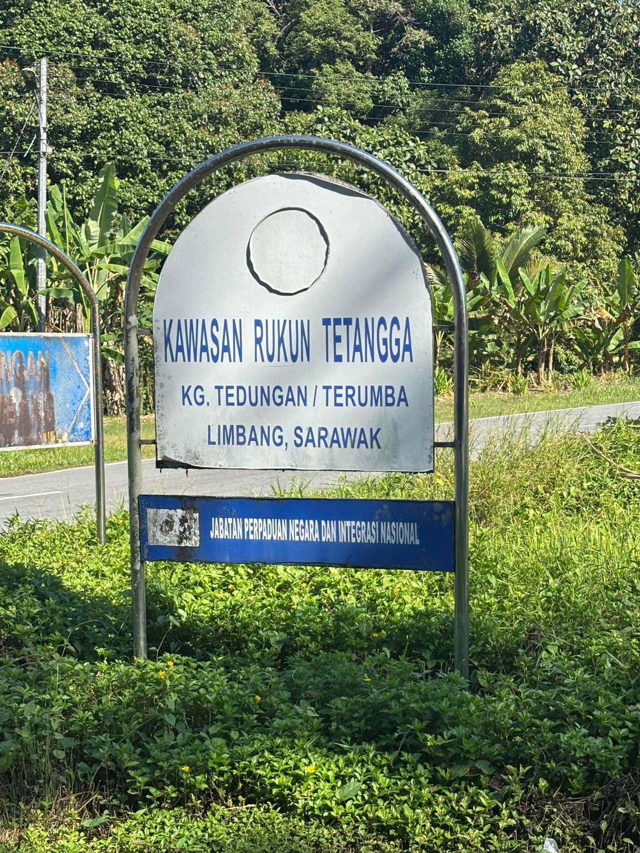 A road sign pointing toward Limbang along the trek