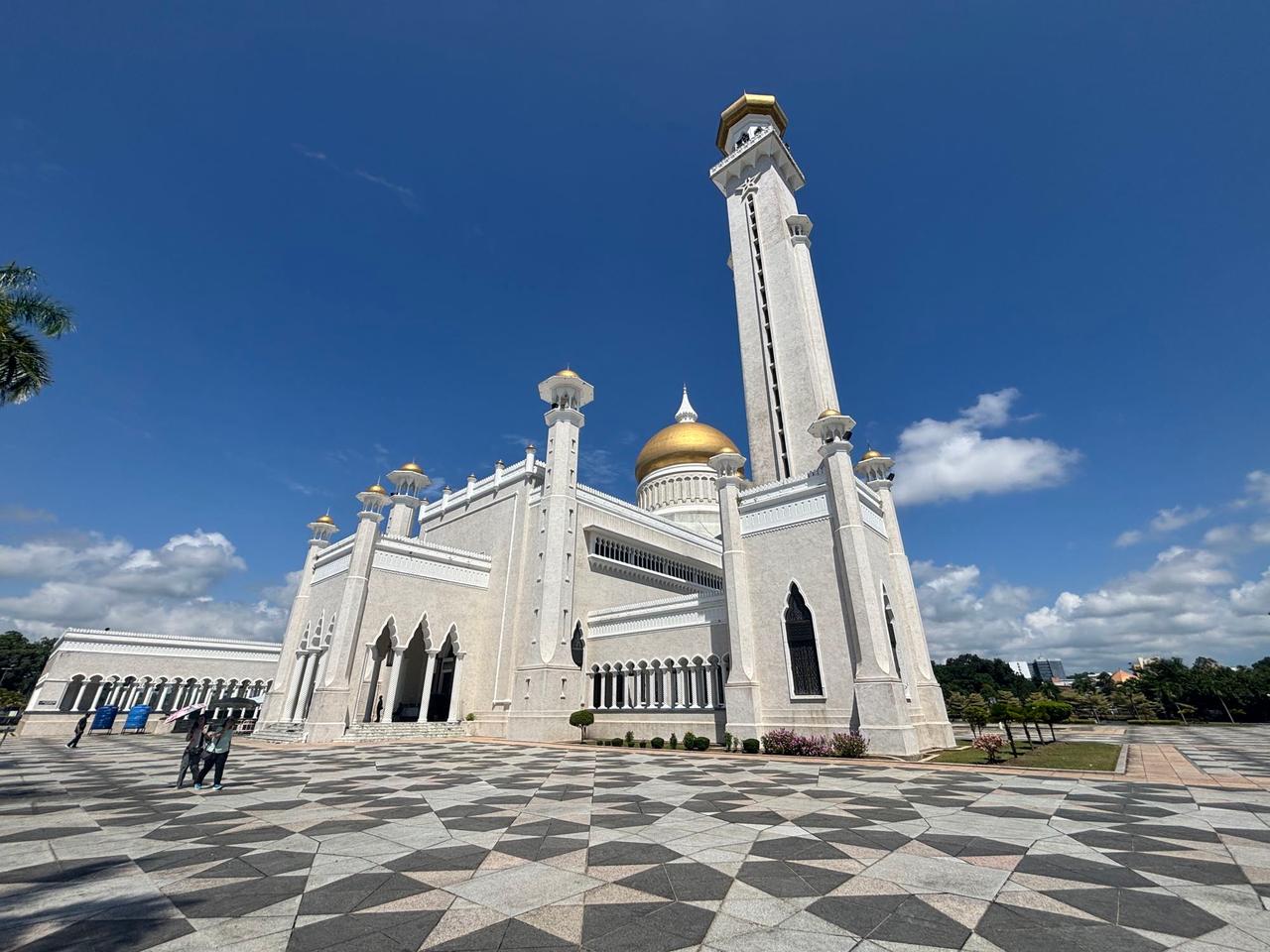 The white marble facade and golden dome of the Sultan Omar Ali Saifuddien Mosque