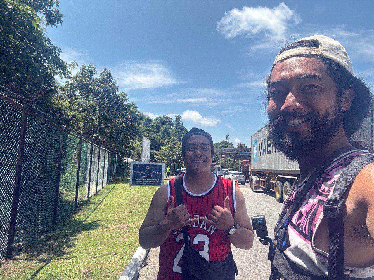 A selfie with Amin at the Brunei border checkpoint