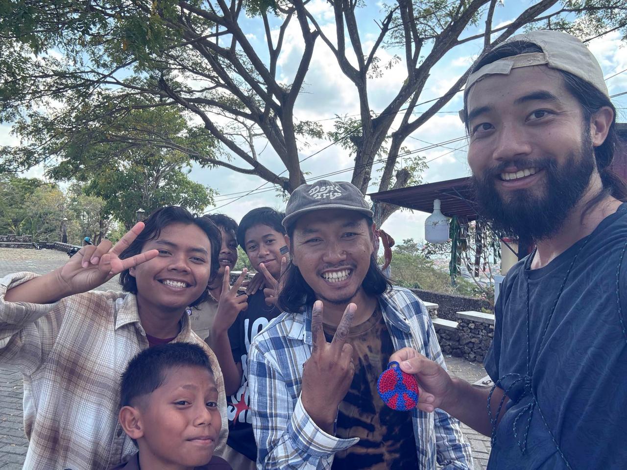 Foto bersama sesama musafir di plaza dalam Benteng Kraton