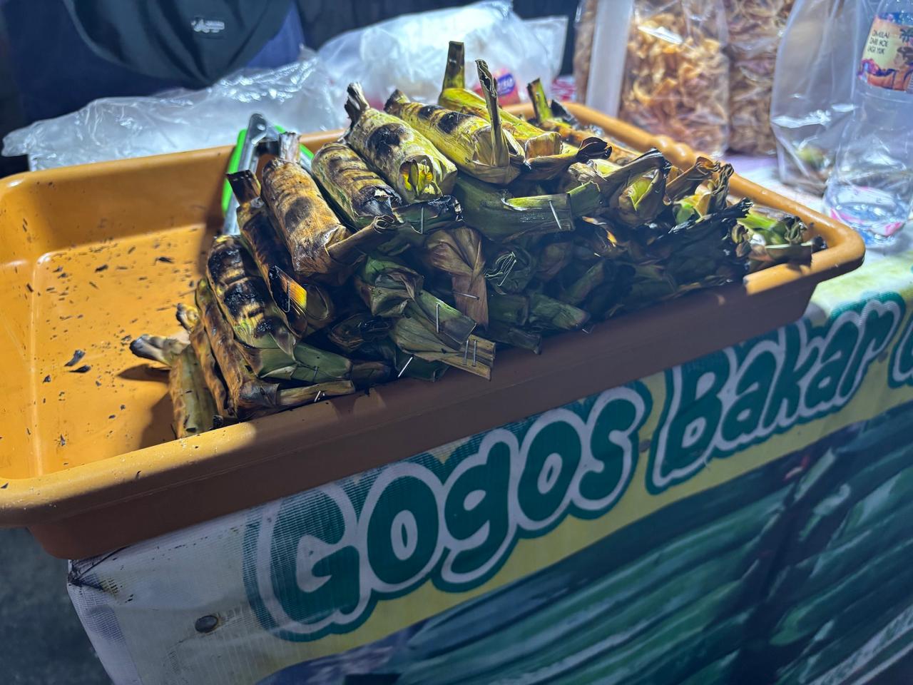 Sepiring gogos bakar, ketan yang dibakar dalam daun pisang, di warung lokal