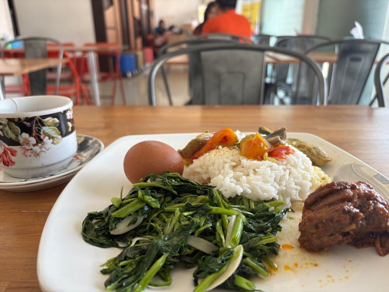 Satu piring sarapan prasmanan berisi nasi, sayur, telur, dan daging di The Galton Hotel