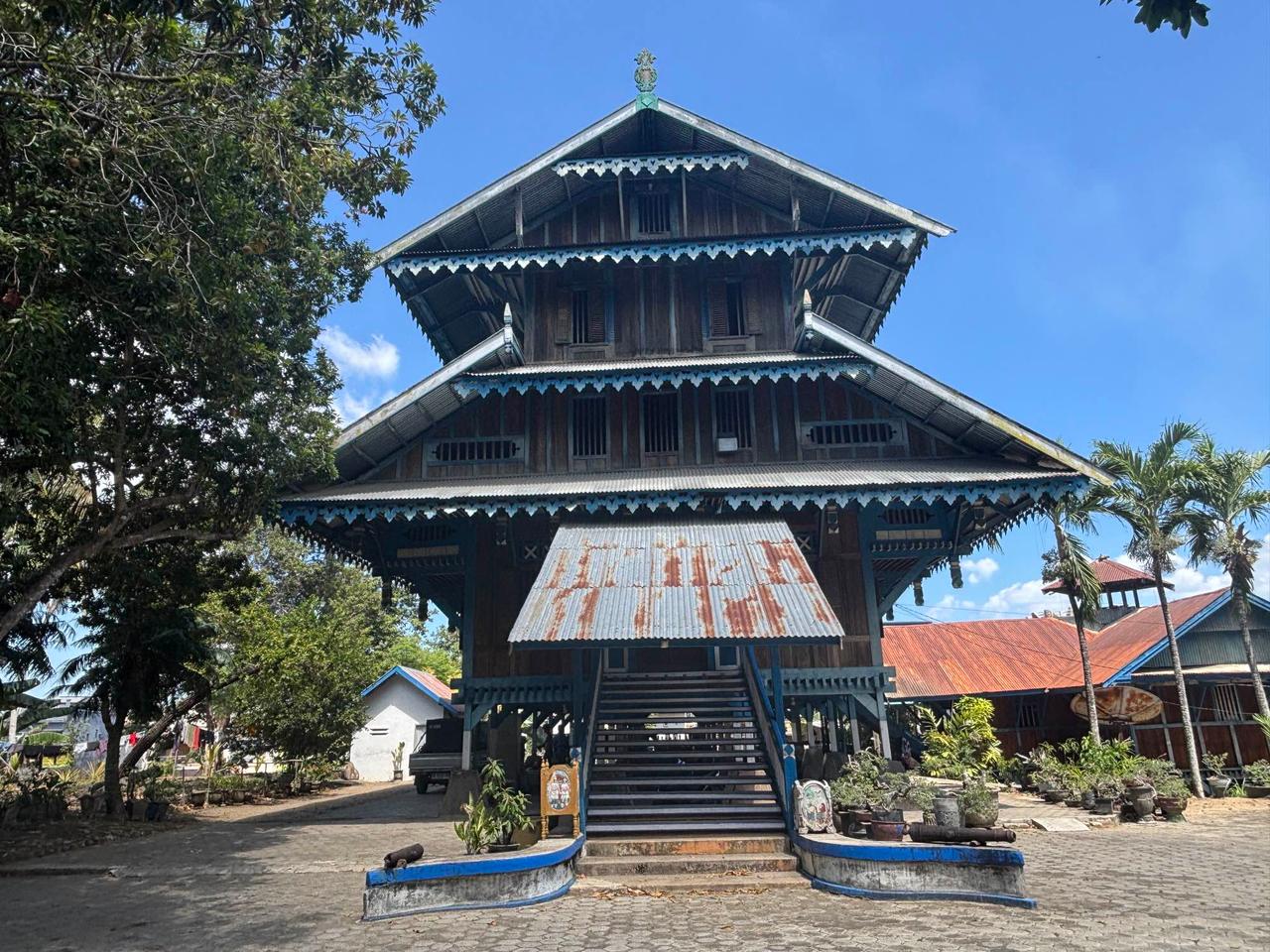 Tampak luar Istana Malige, istana kayu empat lantai