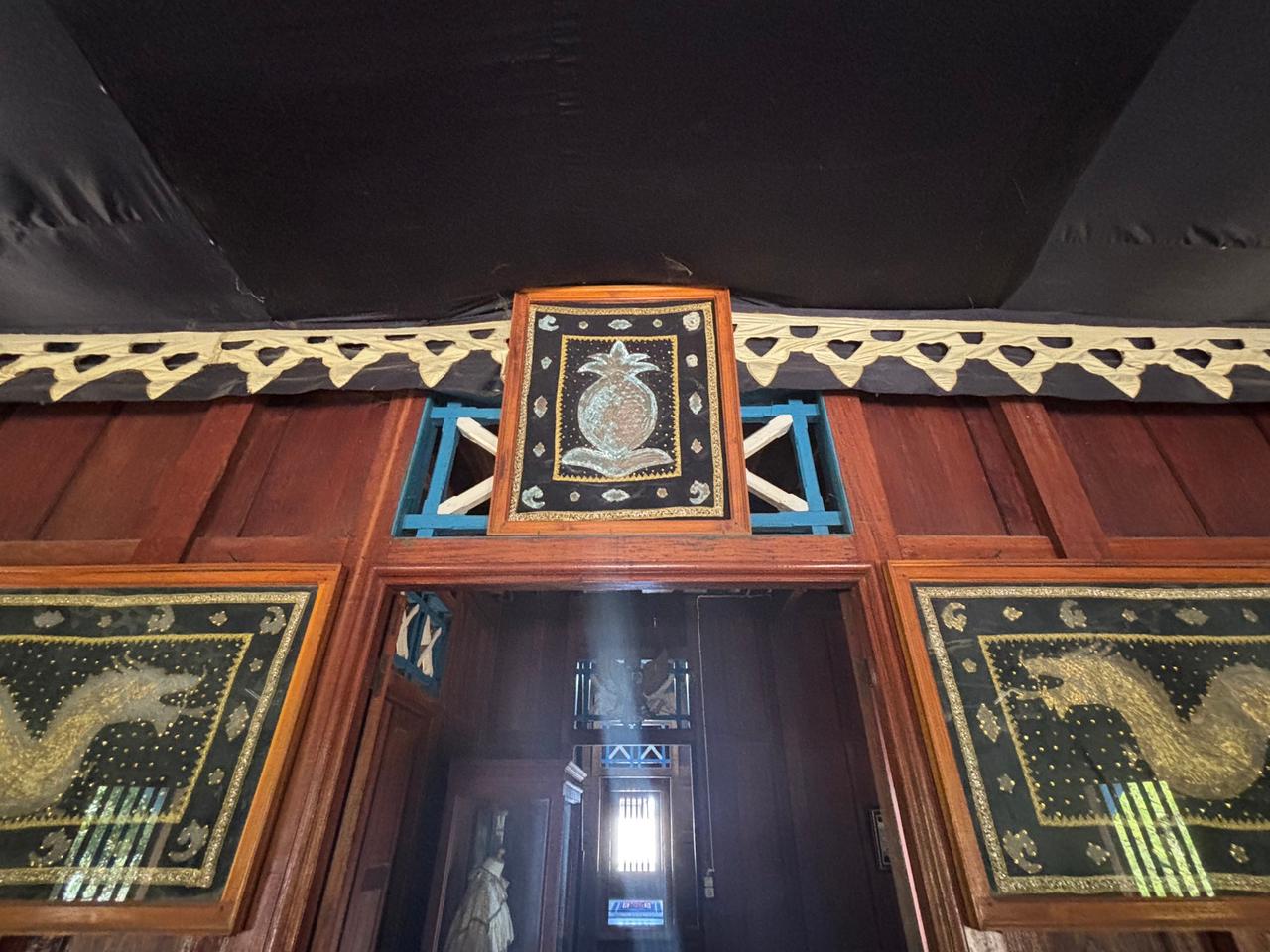 Detail sulaman lambang nanas di dalam Istana Malige