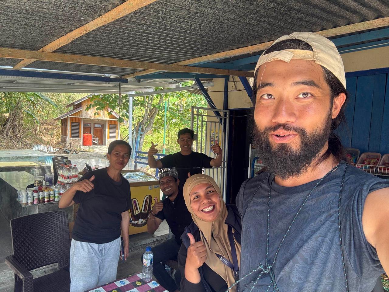 Foto bersama warga lokal yang ramah di dekat Istana Malige