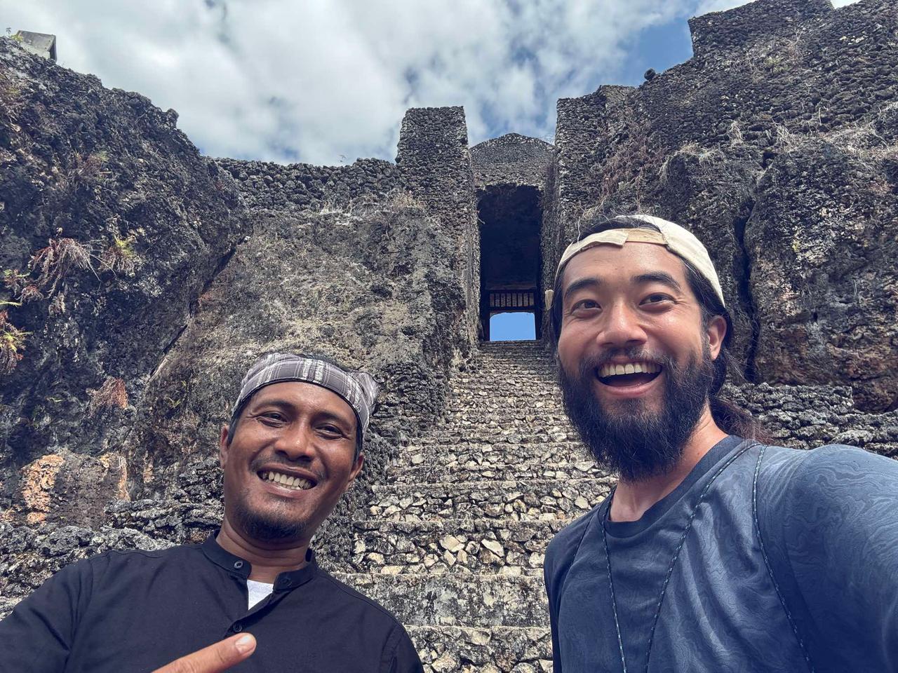 Swafoto bersama pemandu lokal yang ramah di tangga batu Benteng Kraton