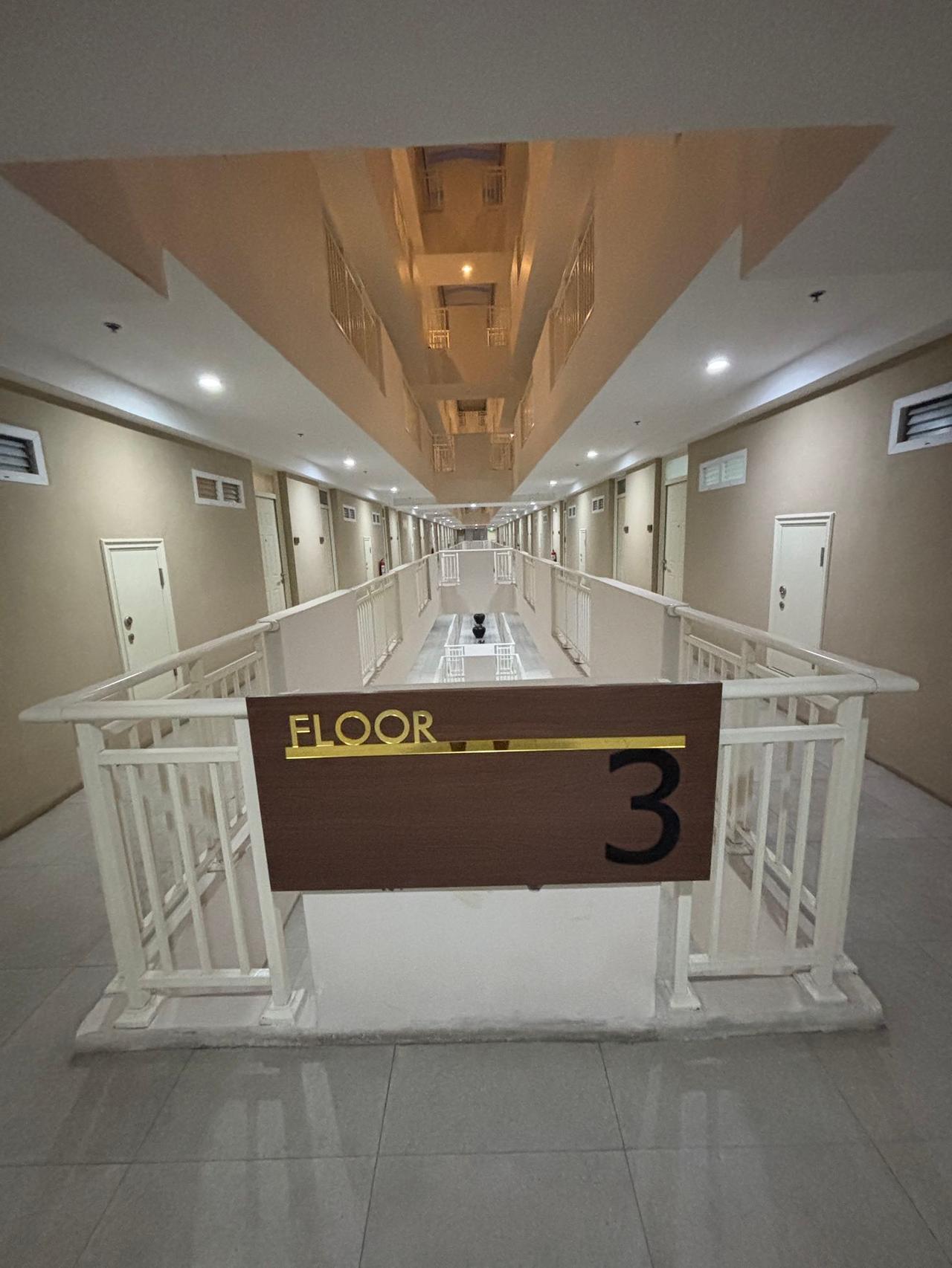 A hotel corridor near Mactan Airport with a "Floor 3" sign