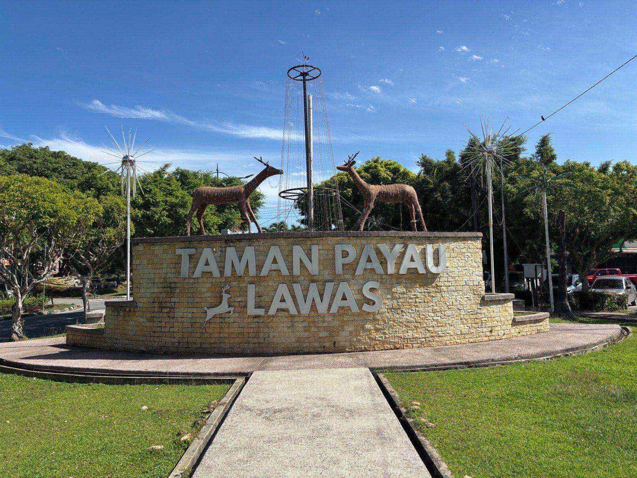 The Taman Payau Lawas monument with its bronze deer statues