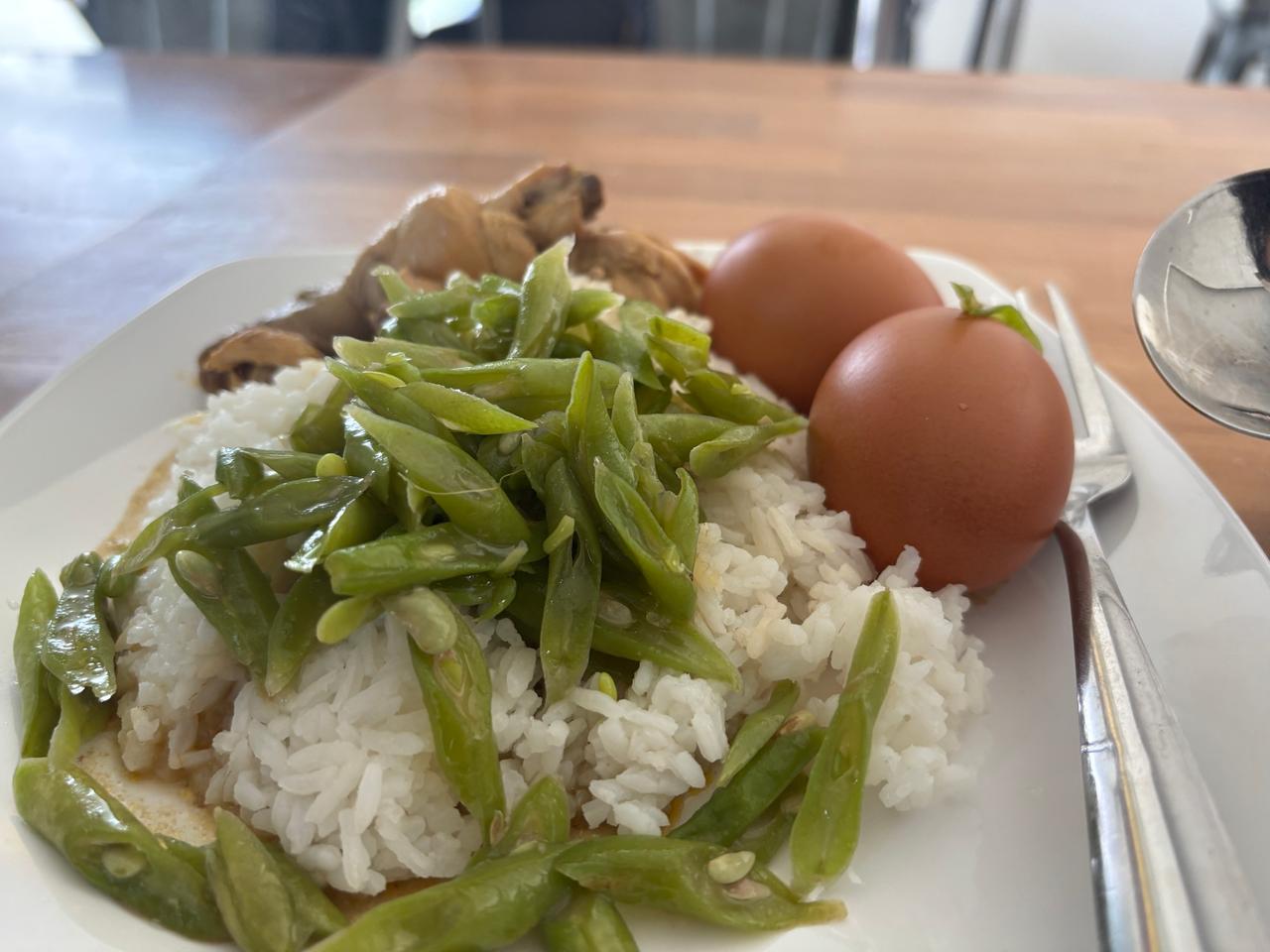 Sepiring sarapan hotel dengan nasi, sayuran, dan telur di Baubau