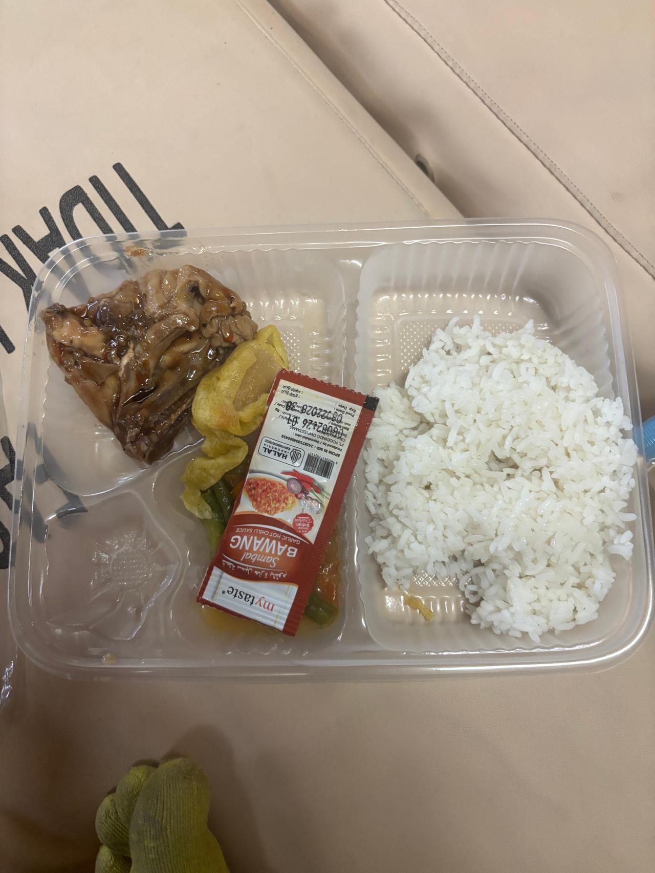 Jatah makanan kapal: sebuah nampan plastik berisi nasi, ayam semur, sayuran, dan sekantong kecil sambal