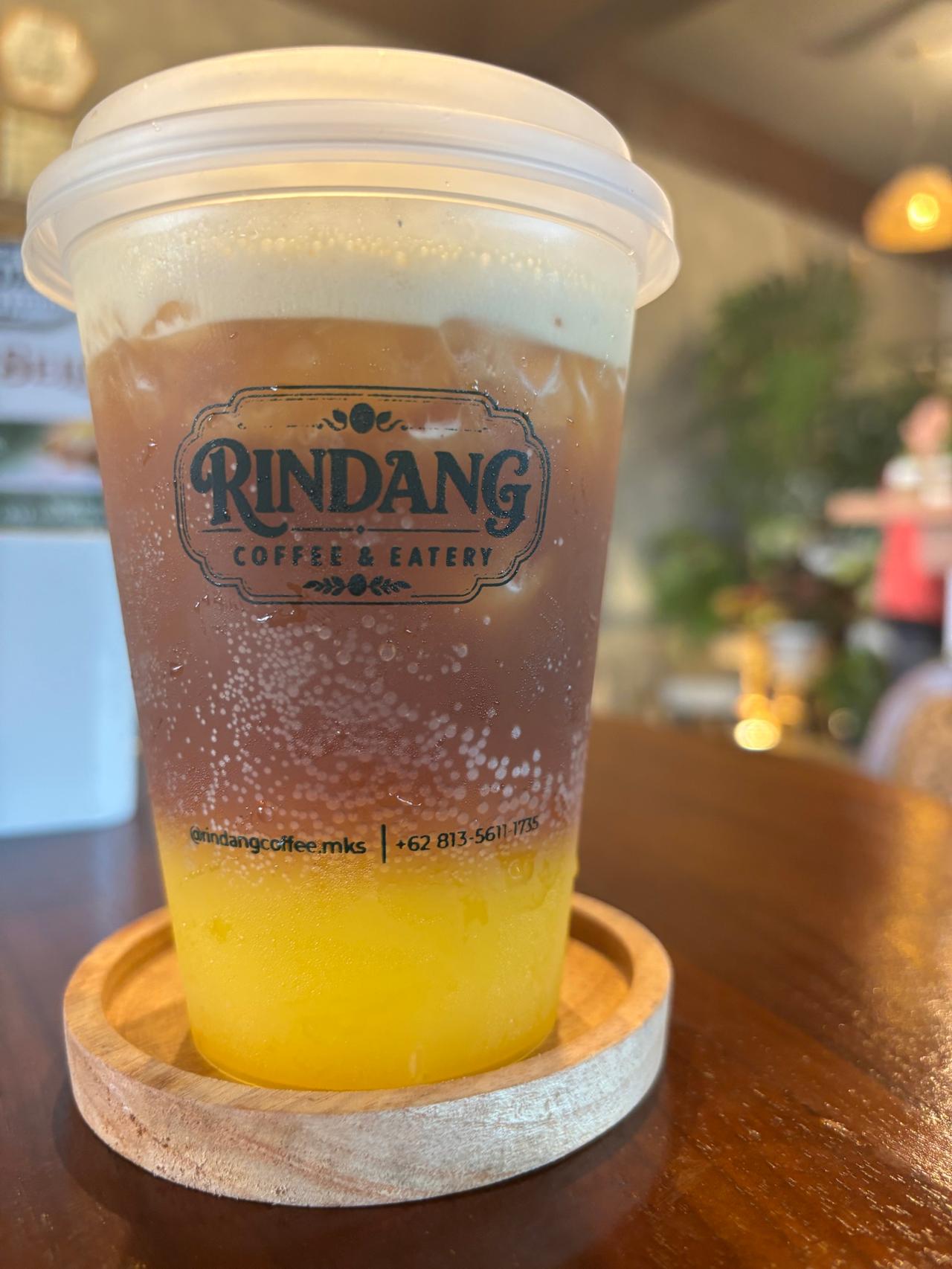 Segelas es teh lemon berkarbonasi dari Rindang Coffee & Eatery