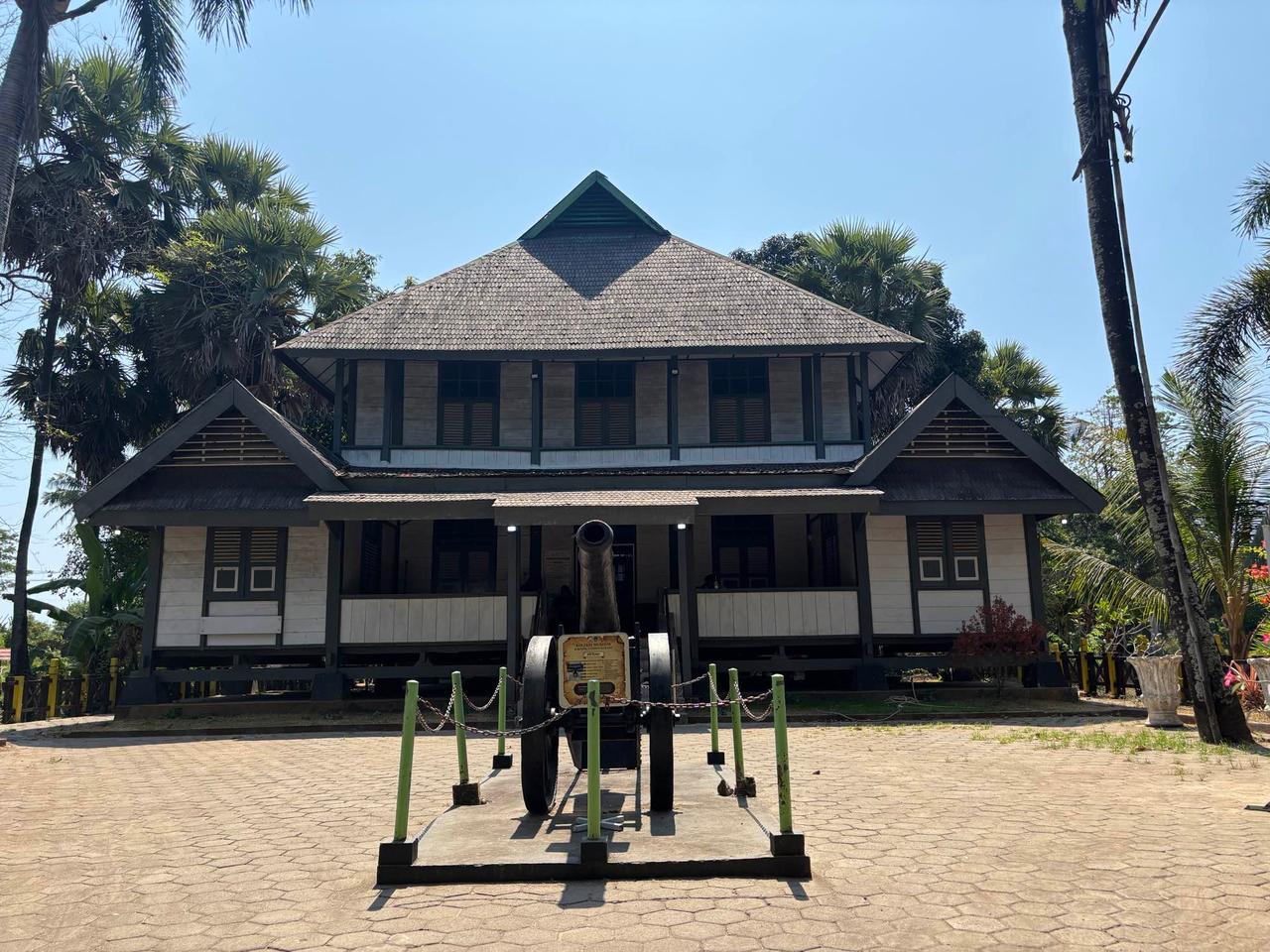 Sebuah bangunan museum yang lebih kecil di Balla Lompoa dengan meriam tua yang dipajang di halaman depan