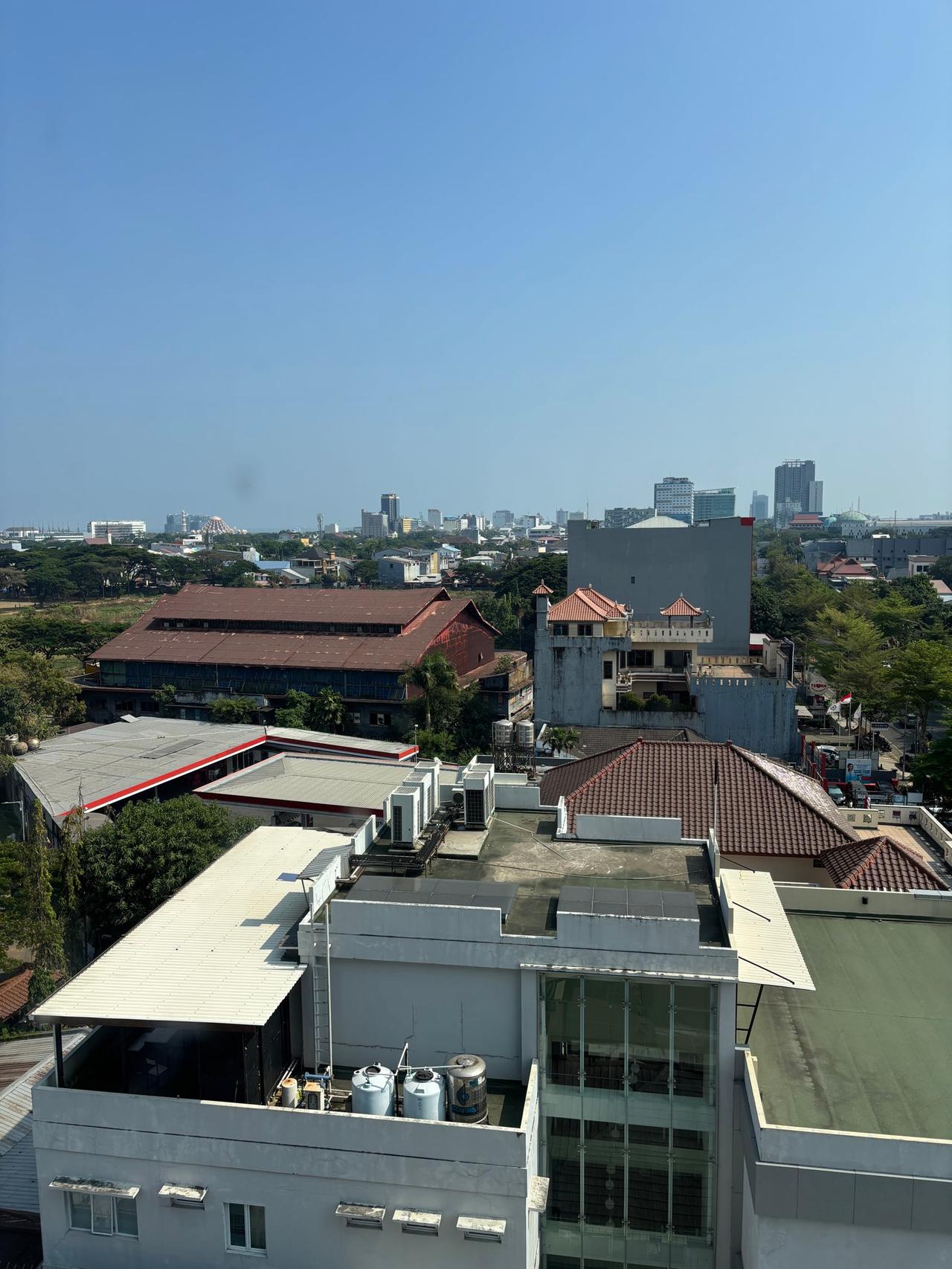 Pemandangan pagi yang berkabut dari garis langit Makassar, terlihat dari jendela hotel