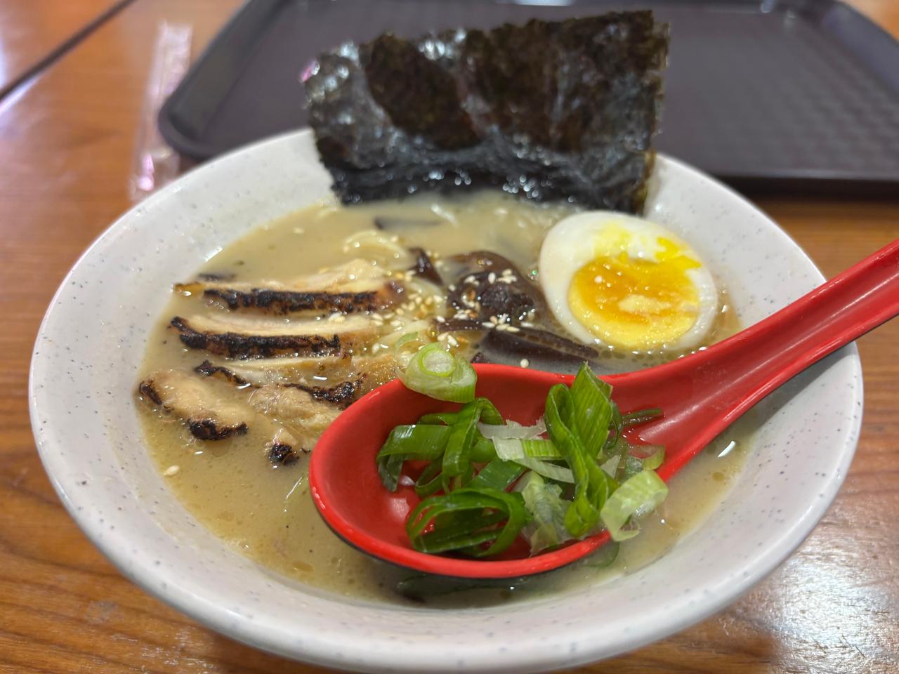 Tampilan dekat semangkuk ramen shoyu dengan irisan chashu, telur setengah matang, dan nori