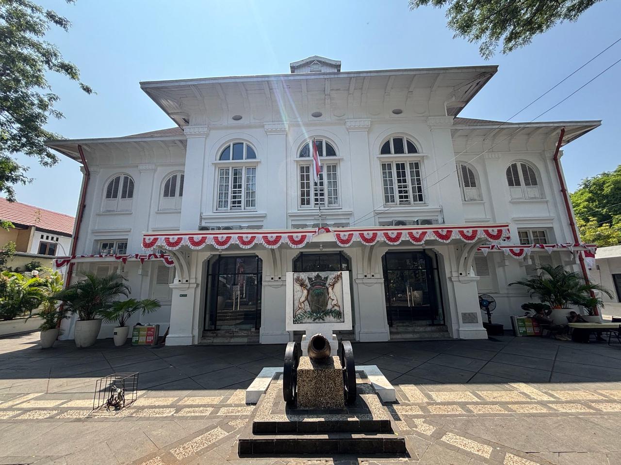 Bangunan Museum of Makassar bergaya kolonial berwarna putih dengan monumen meriam di depannya