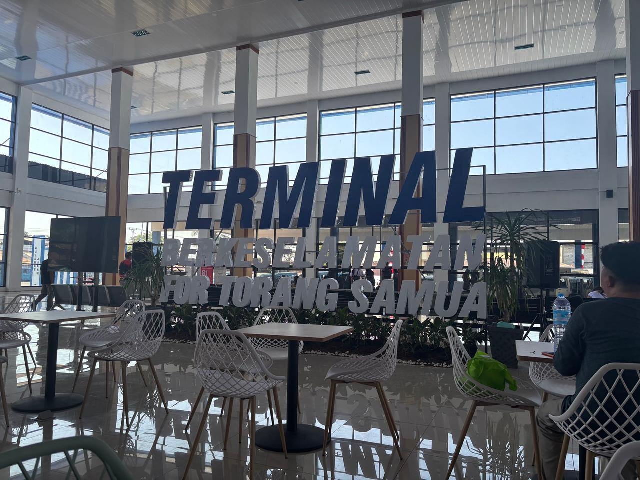 Tiba di terminal bus Manado