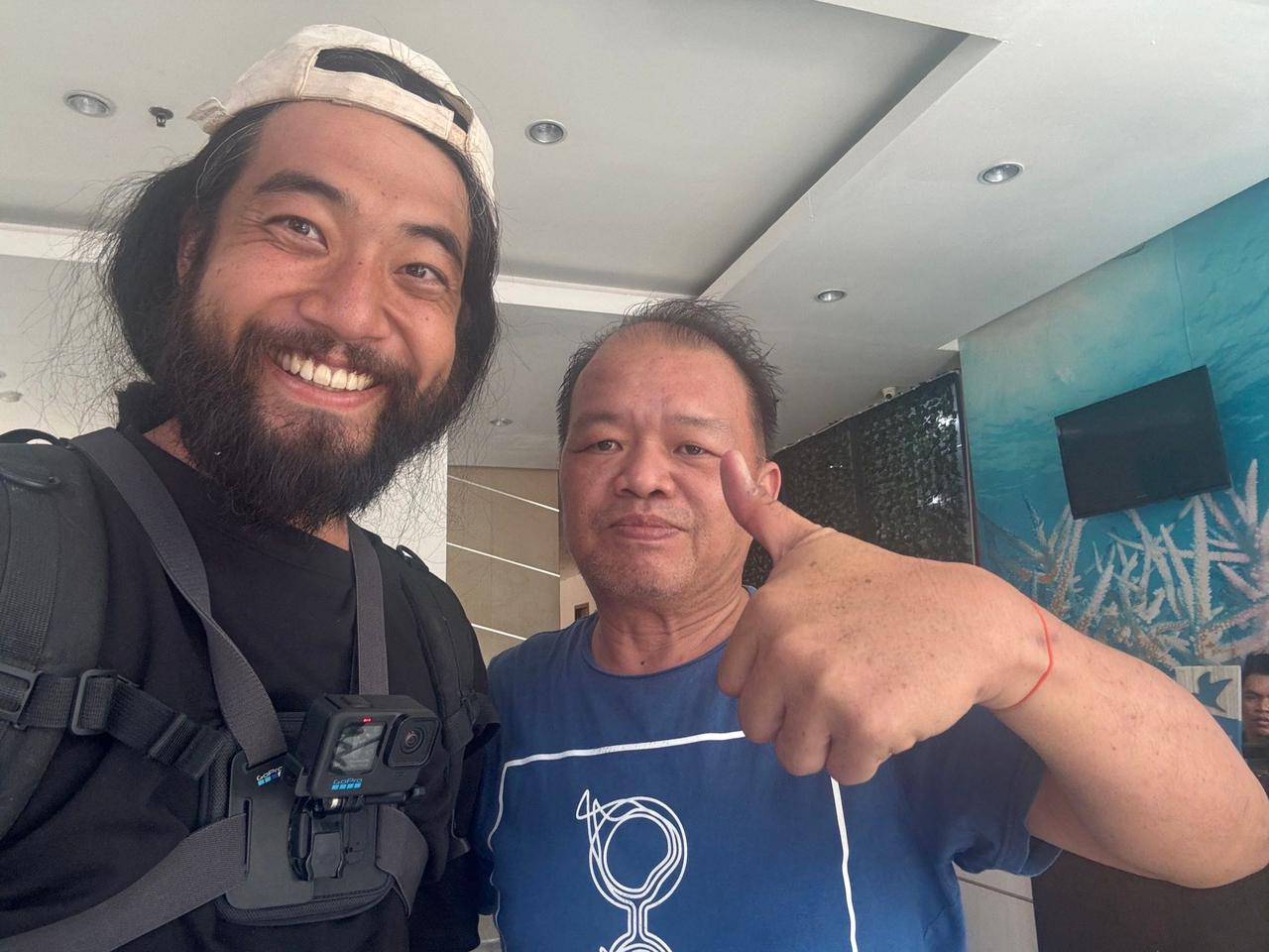 Berswafoto dengan warga lokal yang ramah saat menjelajahi pusat kota Manado