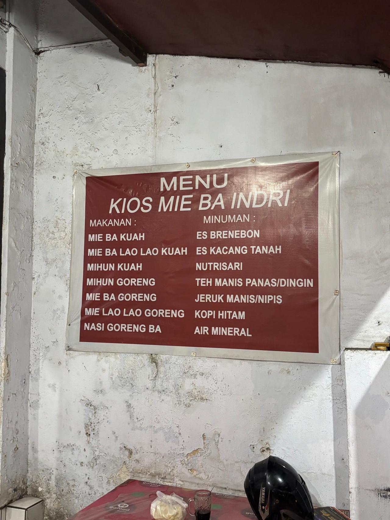 Papan menu di sebuah kios kecil Mie Ba Kuah di Manado