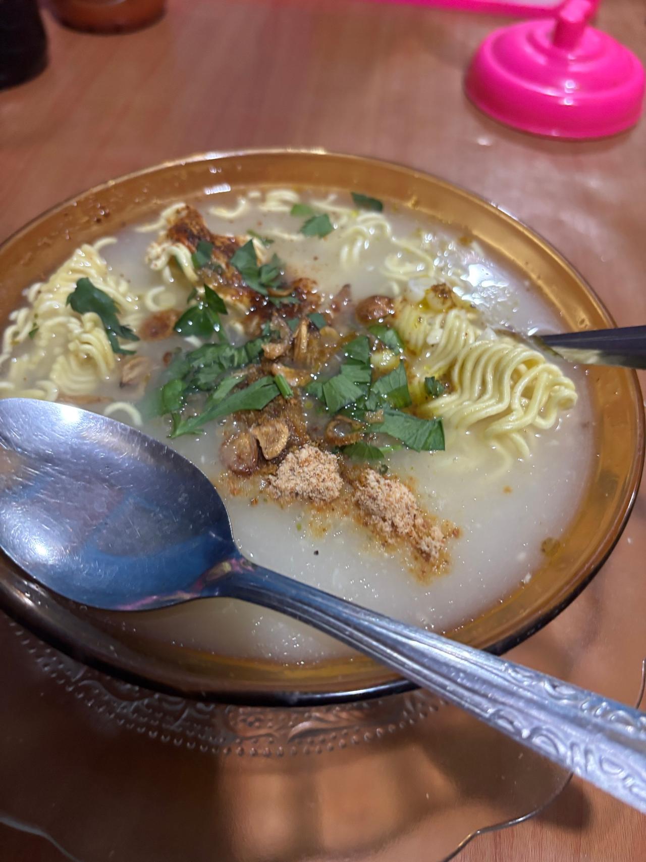 Semangkuk Binte, sup mi penuh jagung manis, dari warung malam di Palu