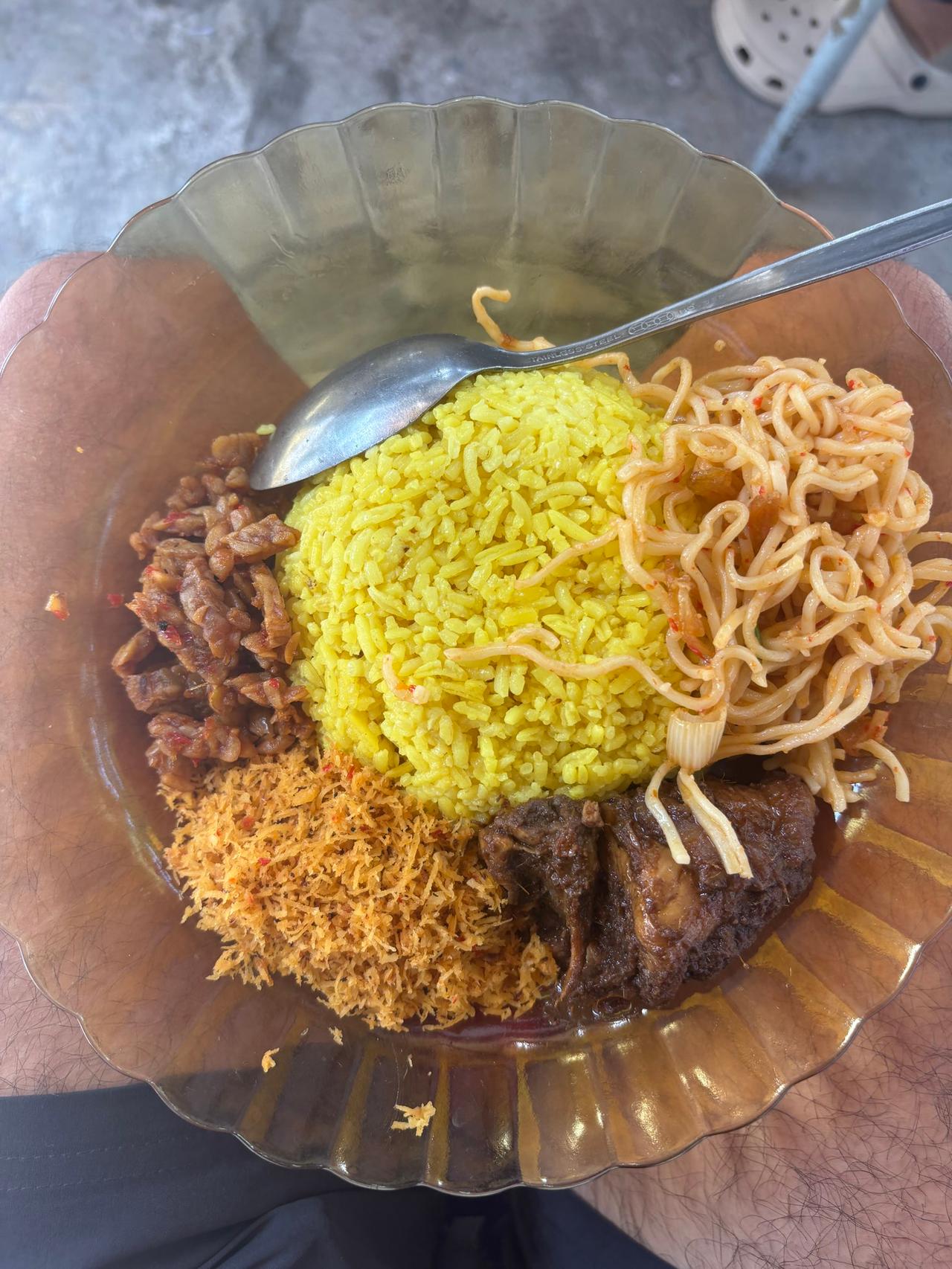 Seporsi Nasi Kuning, nasi kunyit dengan lauk daging dan spageti, dari warung kaki lima di Palu
