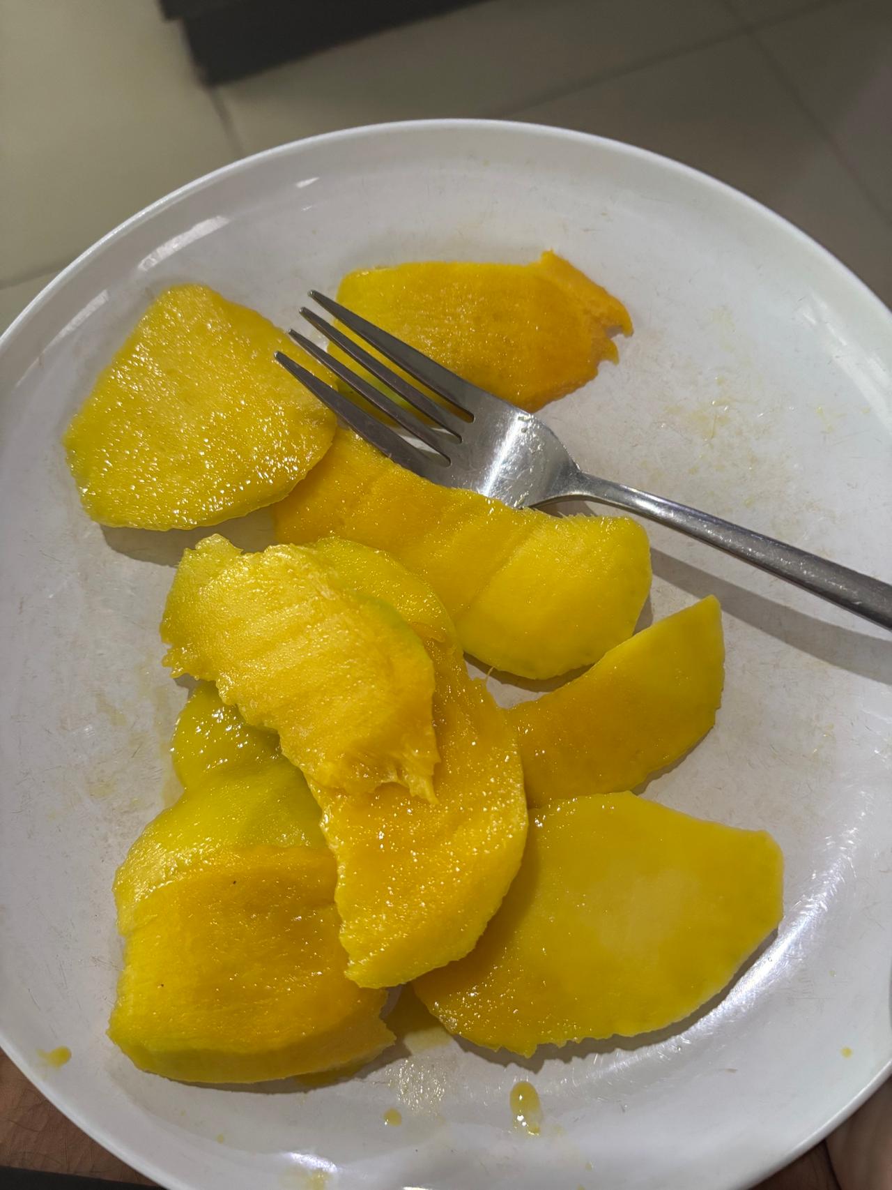 Kueni, buah lokal Sulawesi yang mirip mangga