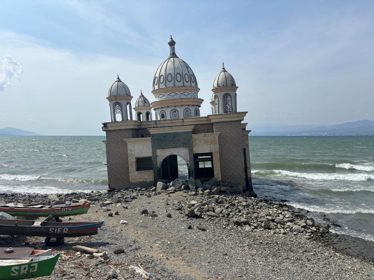 Masjid terapung yang menjadi monumen peringatan, masih berdiri setelah gempa bumi dan tsunami Sulawesi 2018