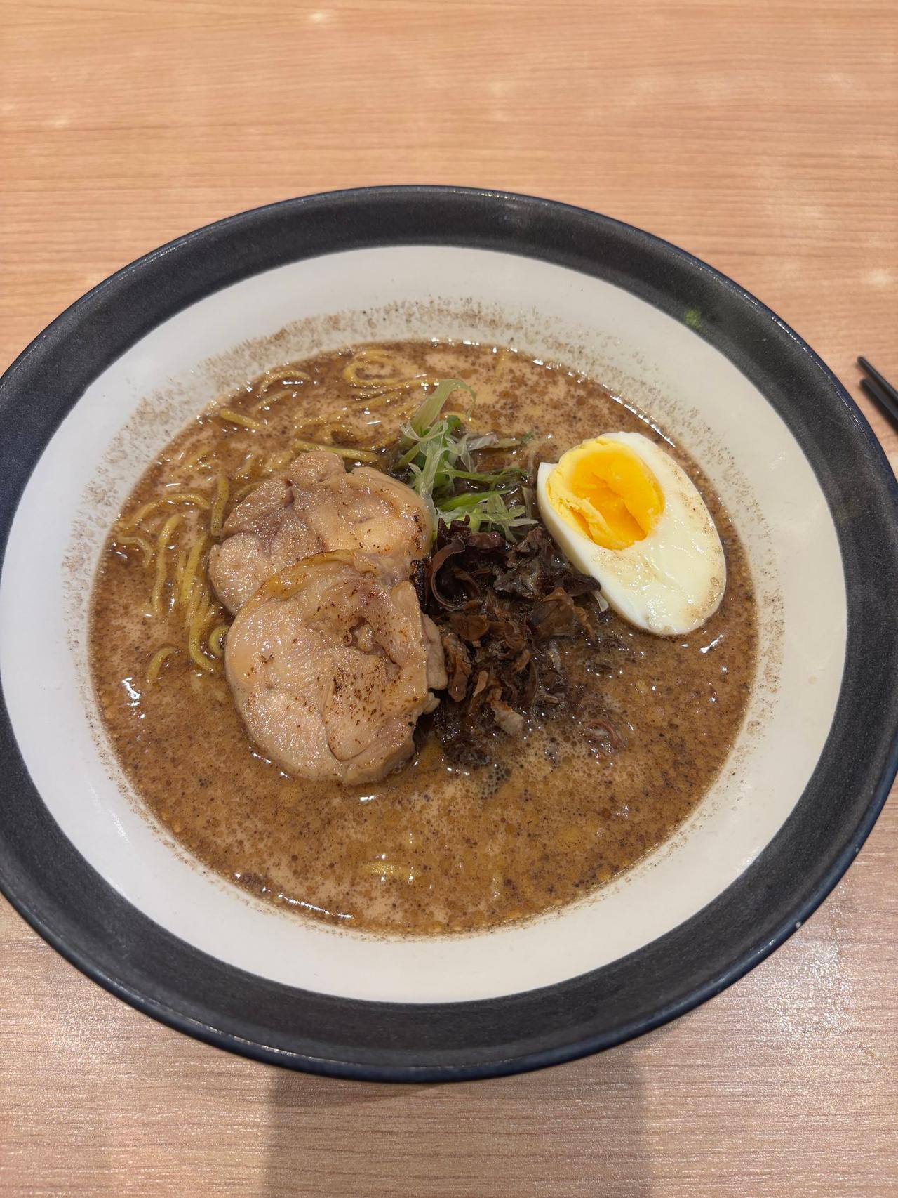 Semangkuk ramen mentega tanpa babi dengan topping daging sapi, telur, dan jamur kuping di Palu
